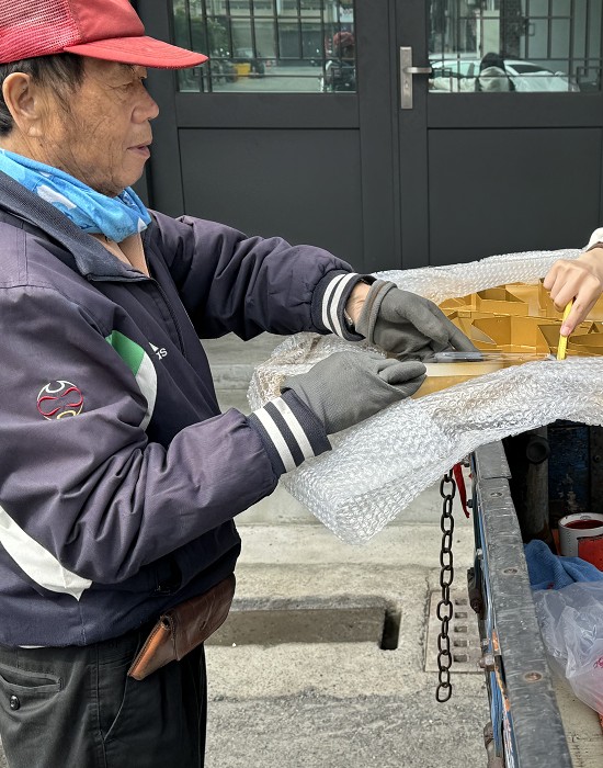 伯義廣告招牌的客戶顧問張小姐